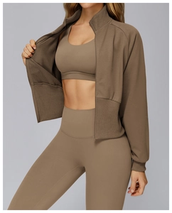 Detail von winddichtem Stehkragen-Hoodie und passendem geripptem High-Waist-Yoga-Set