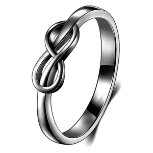 Macro-opname van een minimalistische infinity-ring met een gepolijste zilveren finish