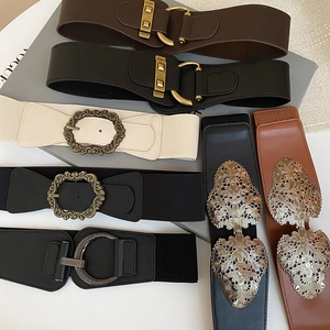 Vue détaillée à plat de ceintures vintage en cuir élastique avec diverses boucles métal
