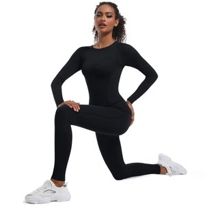 Dettaglio della tuta da yoga nera senza cuciture con fori jacquard traspiranti