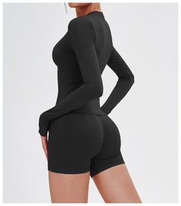 Rückansicht des schwarzen nahtlosen Yoga-Sets mit engem Langarmshirt und Push-up-Shorts