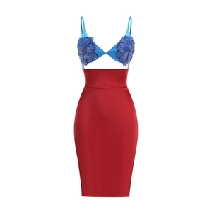 Détail d'un ensemble deux pièces bleu et rouge avec broderies de fleurs à paillettes
