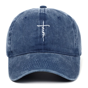 Detail der weißen Faith-Kreuzstickerei auf blau gewaschener Vintage-Baumwollkappe