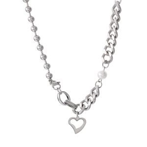 Collier chic en acier titane avec perle blanche et pendentif cœur évidé sur fond blanc
