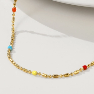 Boho Edelstahlarmband in Gold mit bunten Emaille-Perlen im minimalistischen Design