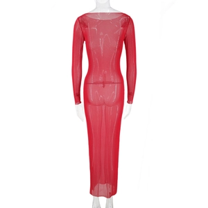 Détail arrière d'une robe maxi en tulle rouge transparent à manches longues ajustée