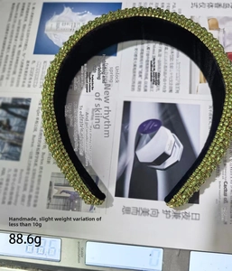 Detailed weight measurement of 88.6g for the handmade green rhinestone velvet headband