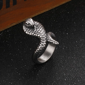 Retro-Punk Kobra-Ring aus 316L Edelstahl mit detaillierten Schlangenschuppen