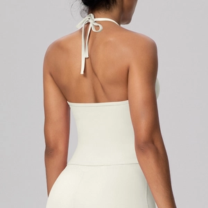 Détail des bretelles croisées et du design dos nu du débardeur de yoga blanc ivoire