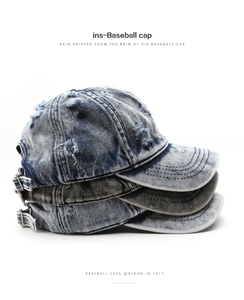 Dettagli dei bordi usurati e texture denim lavato su tre cappellini da baseball sport