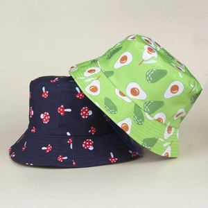 Détails de deux bobs réversibles avec motifs de champignons et d'avocats colorés
