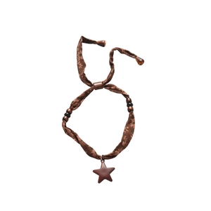 Collier vintage avec pendentif étoile, perles en bois et tissu floral marron chic