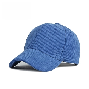 Détail de la texture en velours côtelé bleu d'une casquette de baseball à visière courbée