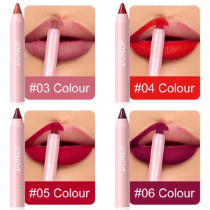 Detailaufnahmen von matten Lippenstiften in vier Nuancen mit Textur und Finish