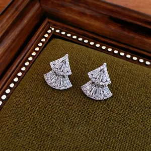 Boucles d'oreilles en argent en forme d'éventail serties de zircons brillants