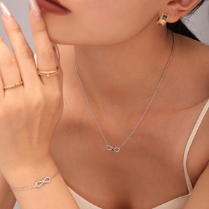 Parure bijoux infini en argent avec collier double couche et bracelet sertis de zircons