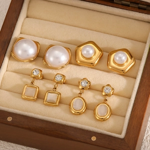 Elegantes Set aus 18K vergoldeten Titanstahl-Ohrringen mit Perlen und Anhängern