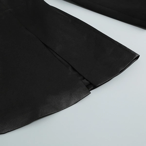 Detailansicht des schwarzen Lederrock-Saums mit minimalistischem Schlitz und Premium-Textur
