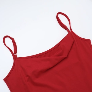 Detailansicht der verstellbaren Spaghettiträger und des U-Ausschnitts an einem roten Kleid