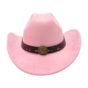 Détail d'un chapeau de cowboy rose en daim avec bande et badge étoile dorée