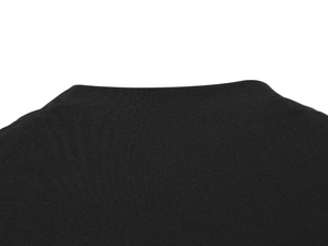 Gros plan sur l'encolure en V et la texture du tissu à paillettes noires de haute qualité