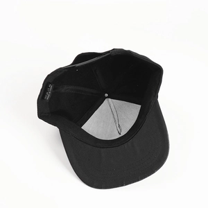 Vue intérieure de la casquette hip-hop avec doublure renforcée et sangle réglable