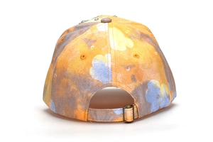 Dettaglio della fibbia in metallo e motivo floreale colorato sul cappello da bambino