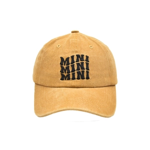 Dettaglio del ricamo 3D nero MINI MINI MINI sul berretto da baseball giallo