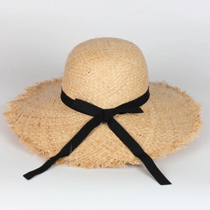 Chapeau de paille en raphia à large bord avec ruban gros-grain noir et bords effilochés