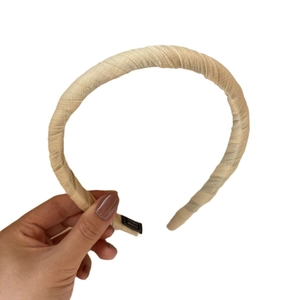 Serre-tête minimaliste fait main en tissu beige champagne avec texture plissée chic