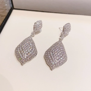 Vue détaillée des boucles d'oreilles en argent avec zircons pavés au design losange