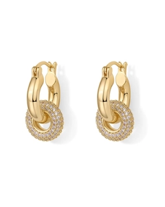 Détail des boucles d'oreilles huggie plaquées or 14K avec cristaux de zircone micropavés