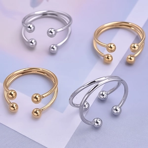 Détail de boucles d'oreilles doubles en or et argent avec perles décoratives sur fond doux