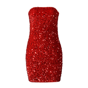 Détail d'une mini-robe bustier rouge à paillettes avec texture de tissu scintillante