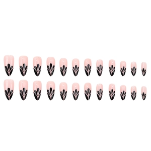 Faux ongles amande longs avec motifs floraux noirs sur une base rose pâle