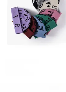 Collection de bonnets tricotés colorés avec lettrage jacquard et revers tendance