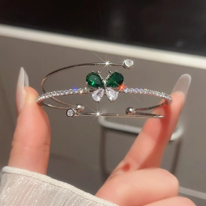 Vista dettagliata del bracciale a farfalla in argento a tre strati con zircone verde brillante