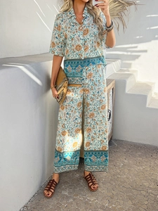Détails de l'imprimé floral bohème sur l'ensemble chemise à manches courtes et pantalon