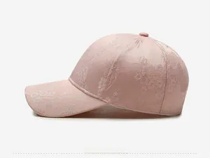 Seitenansicht der rosa Jacquard-Basecap mit eleganter Blumen-Stickerei-Textur