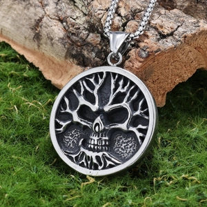 Collana con ciondolo albero teschio d'argento su muschio verde in stile gotico