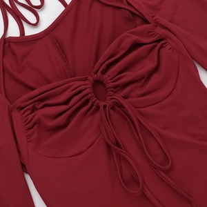 Détail de robe en maille bordeaux avec licou, anneau métallique et cordon de serrage