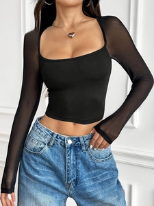 Elegante zwarte crop top met lange mouwen, mesh patchwork en een vierkante halslijn