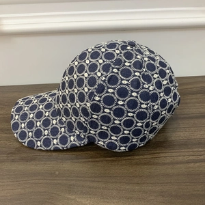 Casquette de baseball bleu marine tendance avec broderie blanche et visière courbée