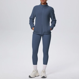 Dettaglio del set da yoga blu navy con giacca con zip e leggings coordinati