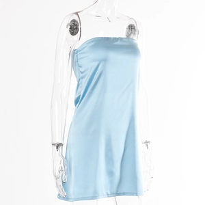 Détail de la robe courte bustier bleu clair en satin avec une finition lisse et brillante