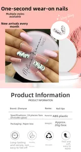 Dettaglio unghie finte rosa chiaro con punte francesi, smile e strass brillanti applicati