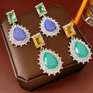 Vue macro détaillée de boucles d'oreilles vintage avec pierres colorées sur cuir