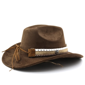 Détail du chapeau de cowboy en daim marron avec sangle étoile, rivets et boucles en métal
