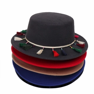Chapeaux fedora multicolores avec pompons ethniques et bande tissée décorative