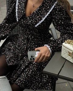 Détail d'une robe fleurie avec col en dentelle blanche et imprimé vintage d'automne